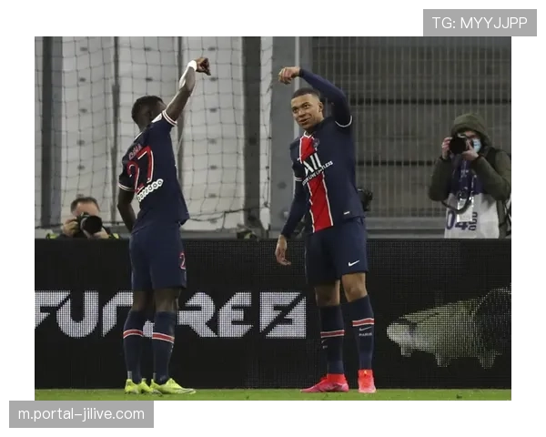 朗斯领跑积分榜，法甲争冠格局生变