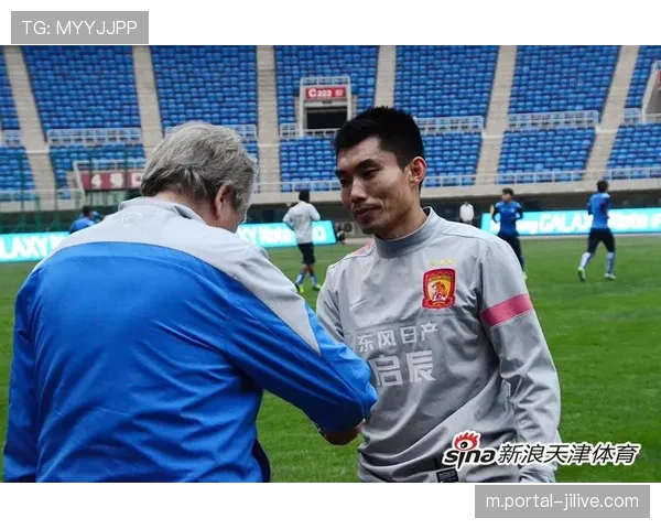 尼斯主帅海斯在场边神情凝重，目睹球队失利与冲突后黯然离开。