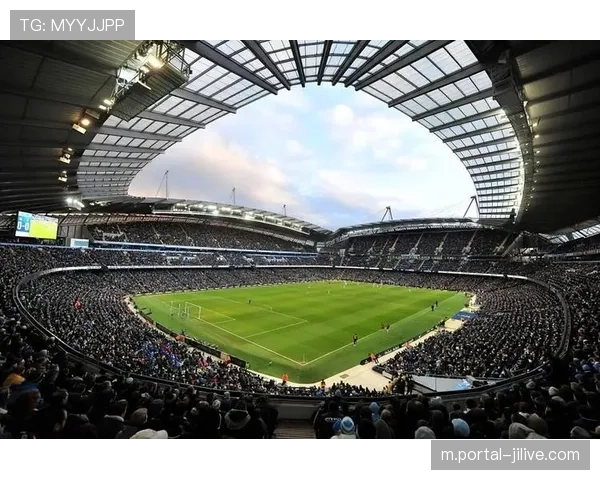 斯图加特球迷主场助威声势浩大,梅赛德斯奔驰竞技场气氛热烈 斯图加特球迷主场助威声势浩大,梅赛德斯奔驰竞技场气氛热烈